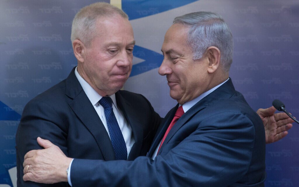 Le Premier ministre Benjamin Netanyahu  et le ministre de l'Immigration de l'époque, Yoav Gallant, lors d'une conférence de presse à la Knesset, le 9 janvier 2019. (Crédit : Noam Revkin Fenton/Flash90)