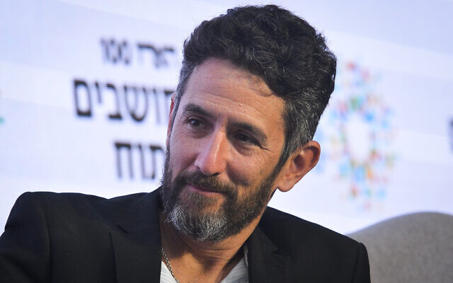 Le journaliste Uri Misgav s'exprimant lors d'une conférence du journal israélien Haaretz, tenue à Tel Aviv, le 28 mars 2019. (Crédit : Flash90)