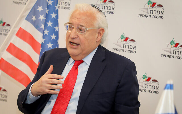 David Friedman, alors envoyé américain en Israël, lors d'une visite dans l'implantation d'Efrat, dans le Gush Etzion, le 20 février 2020. (Crédit : Gershon Elinson/Flash90)