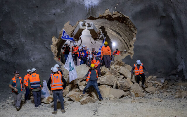 Des ouvriers dans un tunnel en train d'être creusé pour une nouvelle autoroute à Jérusalem, le 25 mars 2021. (Crédit : Yonatan Sindel/FLASH90)
