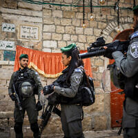 Des officiers de la police des frontières gardent l'entrée de la mosquée Al-Aqsa, dans la Vieille Ville de Jérusalem, le 19 avril 2022. (Crédit : Yonatan Sindel/Flash90)