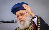 Le grand rabbin séfarade d'Israël, Yitzhak Yosef, s'exprimant lors d'une cérémonie, à Jérusalem, le 22 septembre 2022. (Crédit : Olivier Fitoussi/Flash90)