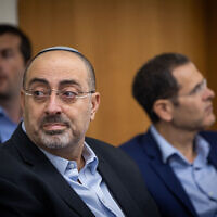 Le député du Likud Nissim Vaturi participant à une discussion à la Knesset, à Jérusalem, le 21 novembre 2022. (Crédit : Yonatan Sindel/Flash90)