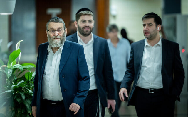 Le chef de Yahadout HaTorah, le député Moshe Gafni, à la Knesset, à Jérusalem, le 2 janvier 2023. (Crédit : Yonatan Sindel/Flash90)