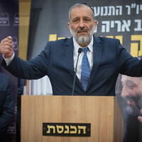 Le chef du Shas, le député Aryeh Deri, lors d'une réunion de son parti, à la Knesset, à Jérusalem, le 23 janvier 2023. (Crédit : Yonatan Sindel/Flash90)