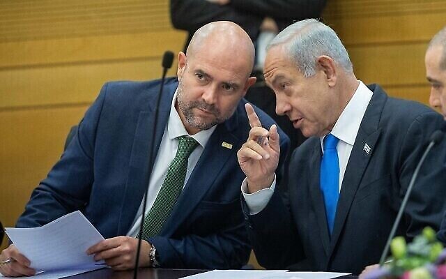 Le Premier ministre Benjamin Netanyahu s’entretenant avec le président de la Knesset Amir Ohana lors d’une réunion du Likud, le 6 février 2023. (Crédit : Yonatan Sindel/Flash90)