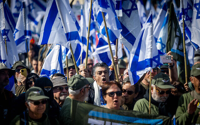 Réservistes israéliens, anciens combattants et militants rassemblés pour manifester contre la réforme judiciaire, devant la Cour suprême à Jérusalem, le 10 février 2023. (Crédit : Yonatan Sindel/Flash90)