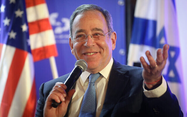 L'ambassadeur des États-Unis en Israël, Tom Nides, s'exprimant lors d'un événement, à Jérusalem le 19 février 2023. (Crédit : Noam Revkin Fenton/Flash90)