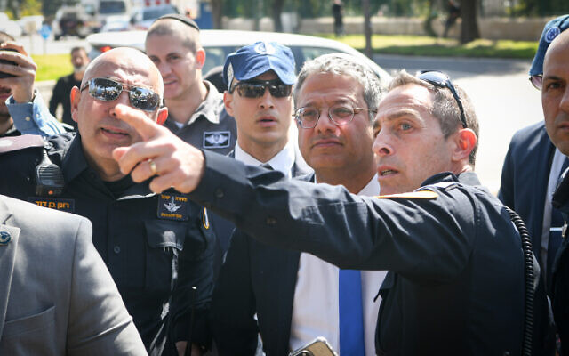 Le ministre de la Sécurité nationale Itamar Ben Gvir, au centre, avec des représentants de la police avant une manifestation contre la réforme du système judiciaire prévue par le gouvernement, devant la Knesset, le 20 février 2023. (Crédit : Arie Leib Abrams/Flash90)