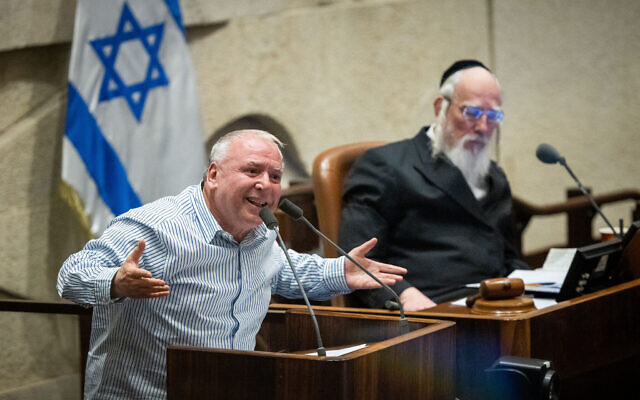 Le député David Amsalem lors d'un débat sur la refonte judiciaire à la Knesset de Jérusalem, le 20 février 2023. (Crédit : Yonatan Sindel/Flash90)