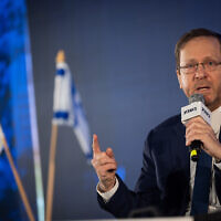 Le président Isaac Herzog s'exprimant lors de la conférence annuelle de Jérusalem du groupe 'Besheva', à Jérusalem, le 21 février 2023. (Crédit : Yonatan Sindel/Flash90)