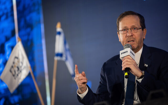Le président Isaac Herzog s'exprimant lors de la conférence annuelle de Jérusalem du groupe 'Besheva', à Jérusalem, le 21 février 2023. (Crédit : Yonatan Sindel/Flash90)