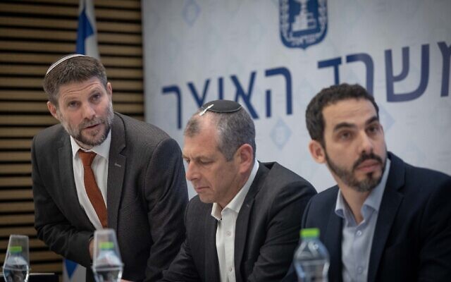 Le ministre des Finances Bezalel Smotrich, à gauche, présentant le budget de l'État à son ministère, à Jérusalem, le 28 février 2023. (Crédit : Yonatan Sindel/Flash90)
