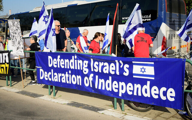  Des réservistes de Tsahal protestant contre le projet de réforme du système judiciaire du gouvernement, à Ramat Aviv, le 1er mars 2023. (Crédit : Avshalom Sassoni/Flash90)