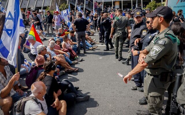  Des manifestants bloquant une route et affrontant la police alors qu'ils protestent contre le projet de réforme du système judiciaire du gouvernement, à Tel Aviv, le 1er mars 2023. (Crédit : Erik Marmor/Flash90)
