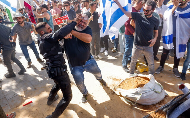  Des manifestants affrontant la police alors qu'ils protestent contre la refonte judiciaire prévue par le gouvernement, à Tel Aviv, le 1er mars 2023. (Crédit : Erik Marmor/Flash90)