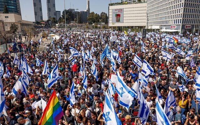 Des manifestants bloquant une route et affrontant la police alors qu'ils protestent contre le projet de réforme du système judiciaire du gouvernement, à Tel Aviv, le 1er mars 2023. (Crédit : Erik Marmor/Flash90)