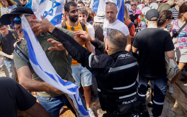 Des Israéliens affrontant la police lors d'une manifestation contre la réforme du système judiciaire du gouvernement, à Tel Aviv, le 1er mars 2023. (Crédit : Erik Marmor/Flash90)
