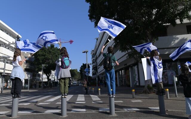  Des Israéliens protestant contre la réforme du système judiciaire prévue par le gouvernement, à Tel Aviv, le 1er mars 2023. (Crédit : Tomer Neuberg/Flash90)