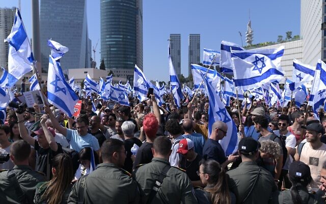 Des Israéliens bloquant une route et se heurtant à la police alors qu'ils protestent contre la réforme du système  judiciaire prévue par le gouvernement israélien, à Tel Aviv, le 1er mars 2023. (Crédit : Tomer Neuberg/Flash90)