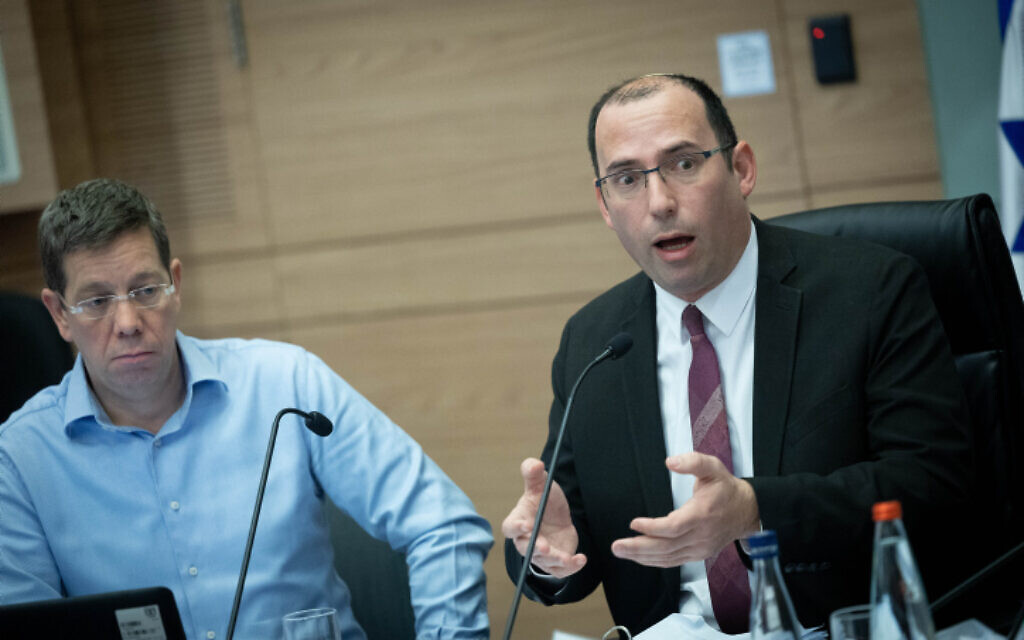 Le président de la Commission de la Constitution, du droit et de la Knesset, Simcha Rothman, pendant une audience de commission, le 1er mars 2023. (Crédit : Yonatan Sindel/Flash90)