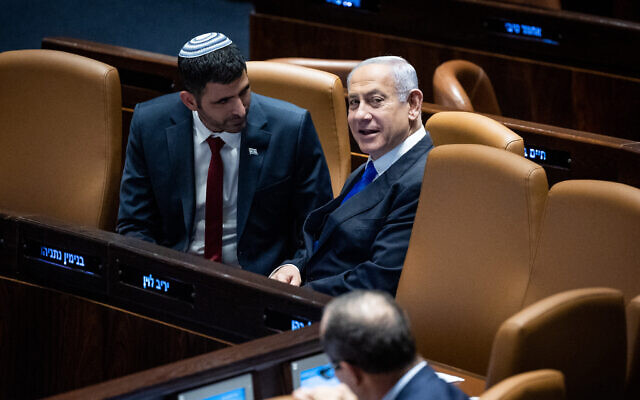 Le Premier ministre Benjamin Netanyahu, à droite, avec le ministre des Communications Shlomo Karhi lors d'une discussion et d'un vote à la Knesset, à Jérusalem, le 1er mars 2023. (Crédit : Yonatan Sindel/Flash90)