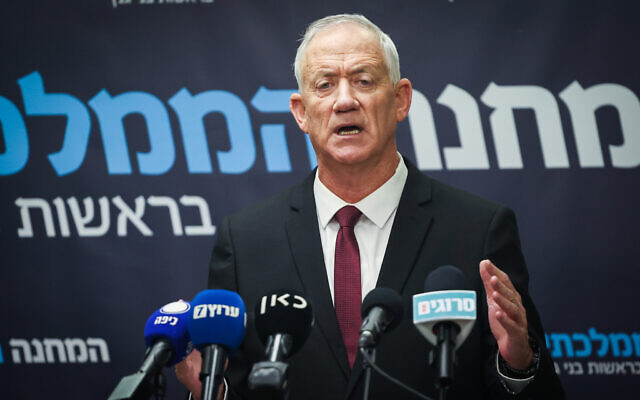 Le leader du parti HaMahane HaMamlahti, le député Benny Gantz s'adressant aux médias à la Knesset, à Jérusalem, le 1er mars 2023. (Crédit : Yonatan Sindel/Flash90)