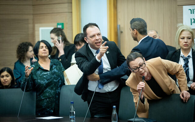 La députée Yisrael Beytenu Yulia Malinovsky, à droite, et le député Yesh Atid Yesh Vladimir Beliak, à gauche, s'emportant lors d'une session de la Commission de la Constitution, du Droit et de la Justice de la Knesset au Parlement israélien, à Jérusalem, le 1er mars 2023. (Crédit : Yonatan Sindel/Flash90)