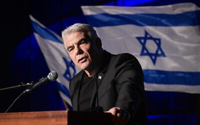 Le chef de l'opposition Yair Lapid s'exprime lors d'une manifestation contre la réforme du système judiciaire prévue par le gouvernement à Herzliya, le 4 mars 2023. (Crédit :  Avshalom Sassoni/Flash90)