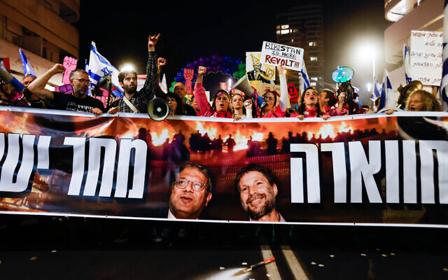  Des Israéliens manifestant contre la réforme du système judiciaire prévue par le gouvernement, à Tel Aviv, le 4 mars 2023. (Crédit : Erik Marmor/Flash90)