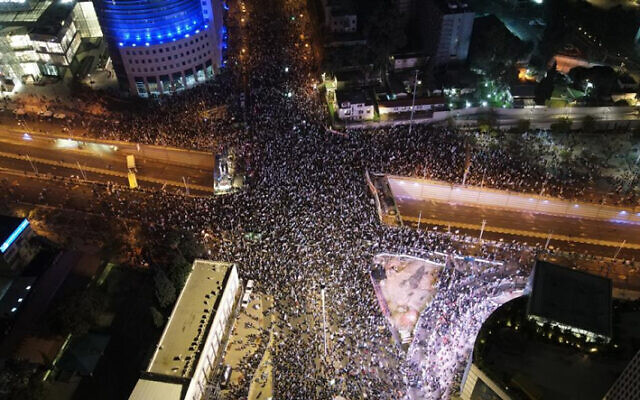 Des dizaines de milliers d'Israéliens protestant contre les projets du gouvernement de refonte du système judiciaire, à Tel Aviv, en Israël, le 4 mars 2023. (Crédit : Tomer Neuberg/Flash90)