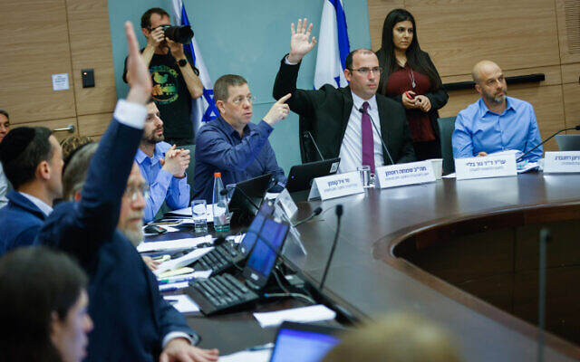 Les membres de la commission de la Constitution, du droit et de la justice de la Knesset votent sur le projet de loi de réforme judiciaire du gouvernement, le 5 mars 2023. (Crédit : Erik Marmor/Flash90)