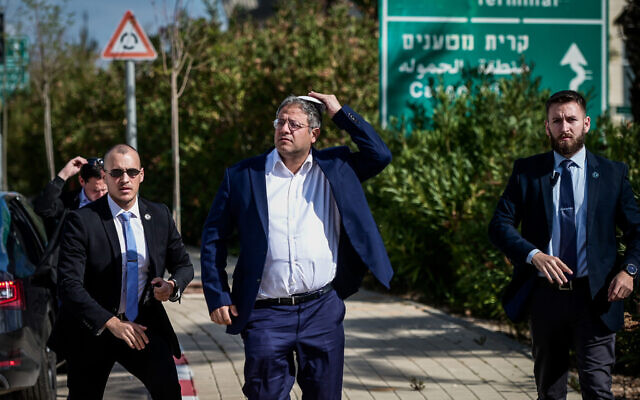 Le ministre de la Sécurité nationale Itamar Ben Gvir à l'entrée de l'aéroport Ben Gurion, près de Tel Aviv, le 9 mars 2023. (Crédit : Avshalom Sassoni/Flash90)