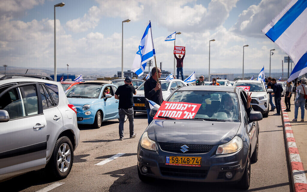 Des manifestants en voiture bloquent l'entrée de l'aéroport Ben Gurion près de Tel Aviv, le 9 mars 2023. (Crédit : Erik Marmor/Flash90)