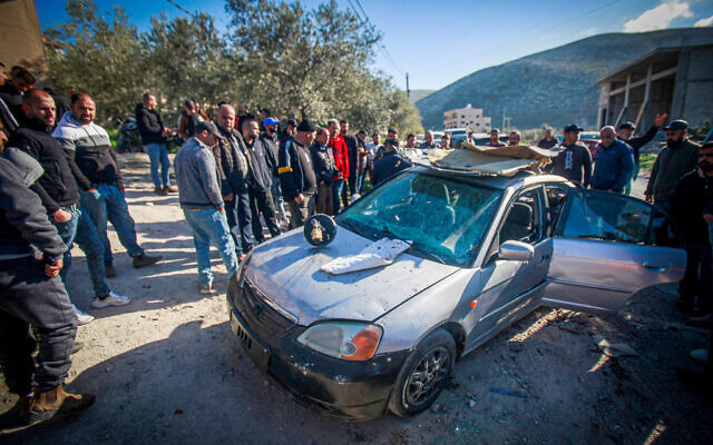 Des Palestiniens inspectent la voiture dans laquelle trois hommes armés ont été tués par les forces israéliennes dans le village de Jaba' près de la ville de Jénine en Cisjordanie, le 9 mars 2023. (Crédit : Nasser Ishtayeh/Flash90)
