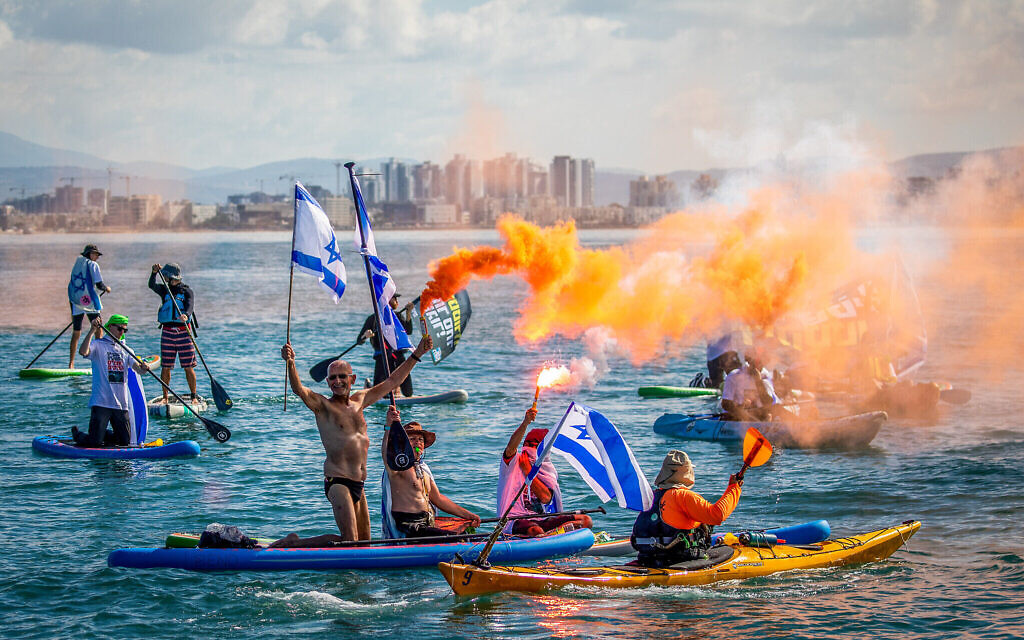 Des Israéliens sur des bateaux protestant contre la réforme du système judiciaire prévue par le gouvernement, en mer au large de Haïfa, dans le nord d'Israël, le 9 mars 2023. (Crédit : Shir Torem/Flash90)