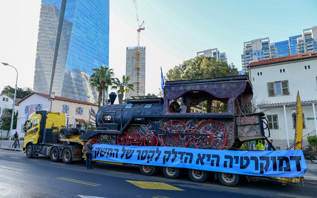 Des travailleurs de la high-tech manifestent contre la refonte judiciaire prévue par le gouvernement israélien, à Tel Aviv, le 9 mars 2023. (Crédit : Tomer Neuberg/Flash90)