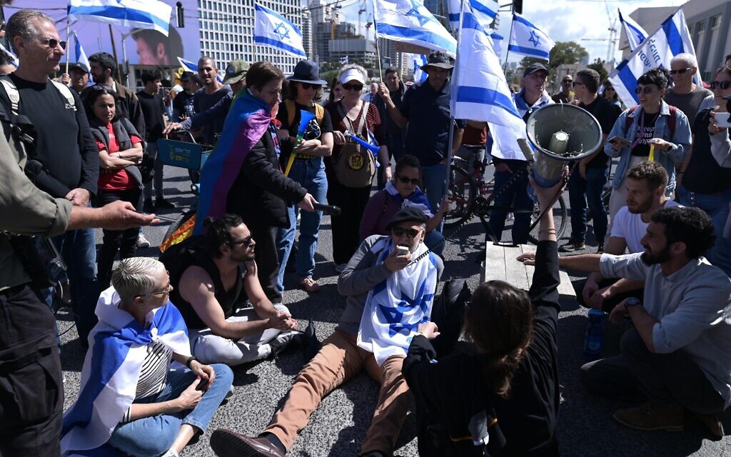 Des Israéliens protestent contre le projet de réforme judiciaire du gouvernement israélien, à Tel Aviv, le 9 mars 2023. (Crédit : Tomer Neuberg/Flash90)