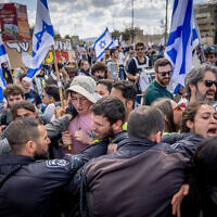 Des étudiants manifestent contre la réforme judiciaire prévue par le gouvernement, devant la Cour suprême à Jérusalem, le 9 mars 2023. (Crédit : Yonatan Sindel/Flash90)