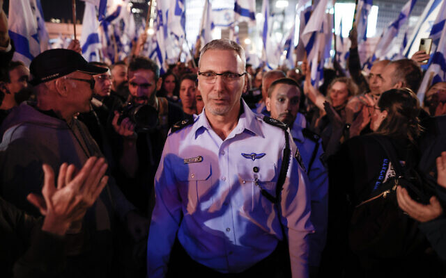 Le chef de la police du district de Tel Aviv, Amichai Eshed, accueilli par des manifestants lors d'un rassemblement contre la réforme du système judiciaire du gouvernement, à Tel Aviv, le 11 mars 2023. (Crédit : Erik Marmor/Flash90)