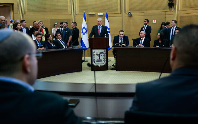 Le Premier ministre Benjamin Netanyahu dirigeant une réunion de la faction du Likud, à la Knesset, le 13 mars 2023. (Crédit : Erik Marmor/Flash90)