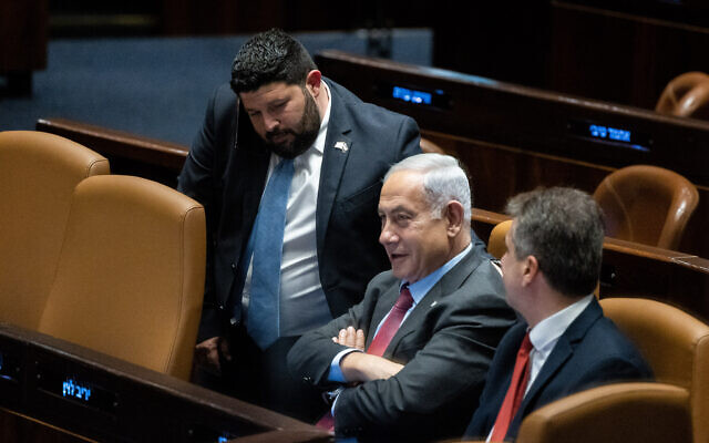 Le Premier ministre Benjamin Netanyahu, au centre, avec le ministre israélien des Affaires étrangères, Eli Cohen, à droite et le député Almog Cohe, à gauche, en plénière de la Knesset, le 13 mars 2023. (Crédit :  Yonatan Sindel/Flash90)