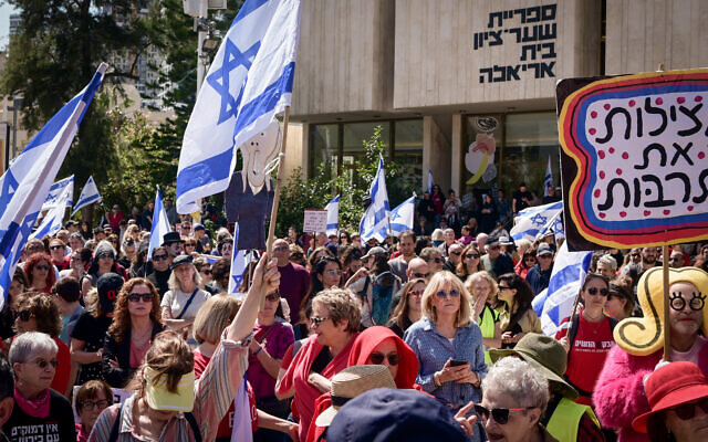 Des artistes israéliens protestent contre la refonte judiciaire prévue par le gouvernement israélien, devant la bibliothèque Beit Ariela à Tel Aviv, le 16 mars 2023. (Crédit : Avshalom Sassoni/Flash90)