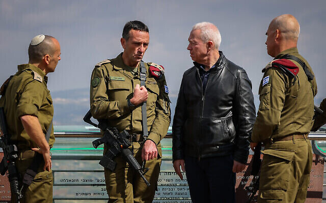 Le ministre de la Défense Yoav Gallant, à droite, s'entretenant avec le chef d'état-major de Tsahal Herzi Halevi, à gauche,  à la frontière libanaise, le 16 mars 2023. (Credit : David Cohen/Flash90)