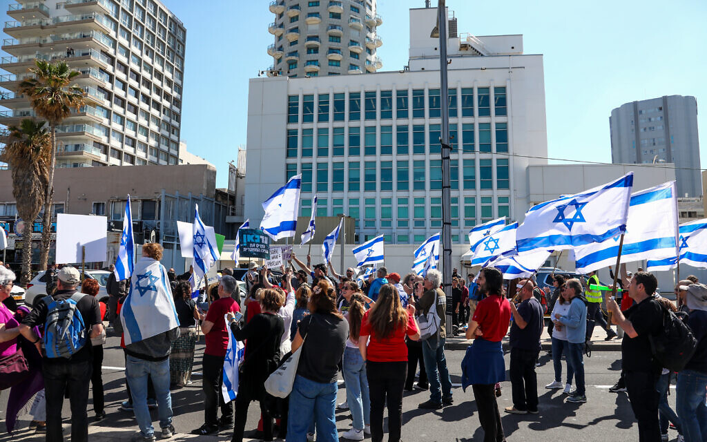 Des Israéliens protestent contre la refonte judiciaire prévue par le gouvernement israélien, devant le consulat américain à Tel Aviv, le 16 mars 2023. (Crédit : Gideon Markowicz/Flash90)
