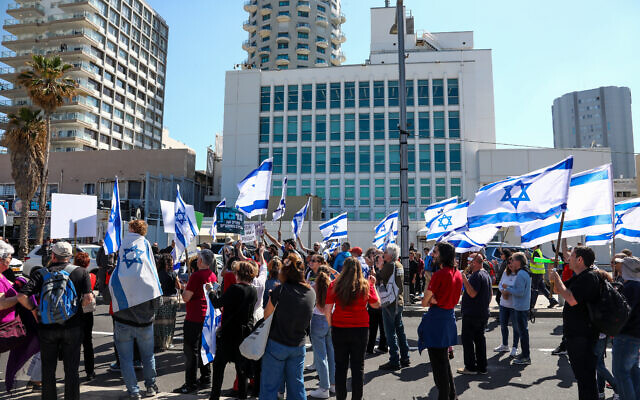 Des Israéliens protestent contre la refonte judiciaire prévue par le gouvernement israélien, devant le consulat américain à Tel Aviv, le 16 mars 2023. (Crédit : Gideon Markowicz/Flash90)