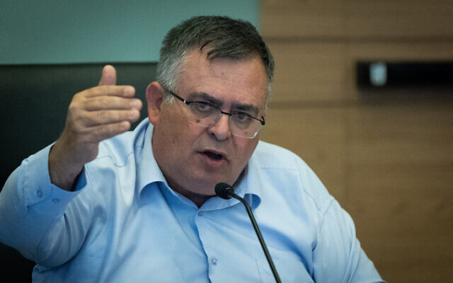 David Bitan, président de la commission économique de la Knesset, dirige une audience de la commission, le 16 mars 2023. (Crédit : Yonatan Sindel/Flash90)