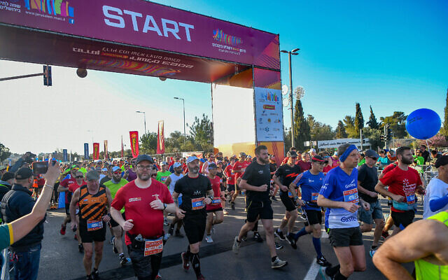 Des dizaines de milliers de coureurs participant au 12e marathon annuel de Jérusalem, le 17 mars 2023. (Crédit : Arie Leib Abrams/Flash90)