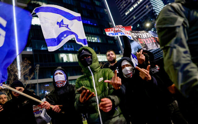 Des activistes du Likud manifestent à Tel Aviv, le 18 mars 2023. (Crédit : Erik Marmor/Flash90)