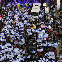 Des Israéliens protestent contre la refonte judiciaire prévue par le gouvernement israélien à Tel Aviv, le 18 mars 2023. (Crédit : Avshalom Sassoni/Flash90)